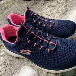 Sketchers tennis shoes